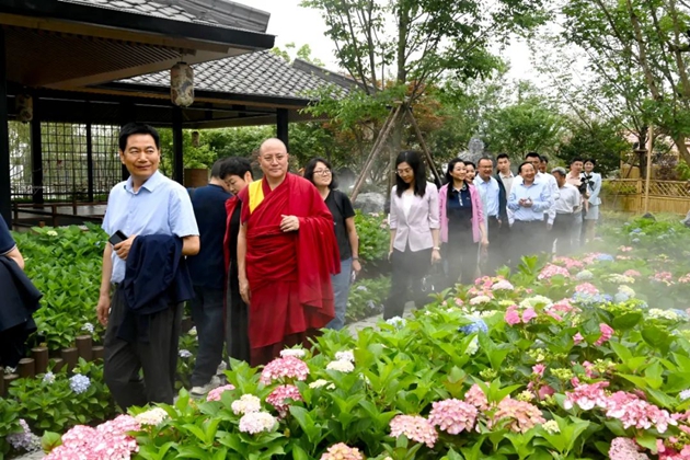 考察組在世園會國際園藝展區(qū)考察。記者 姜寒冬 攝.jpg11.jpg