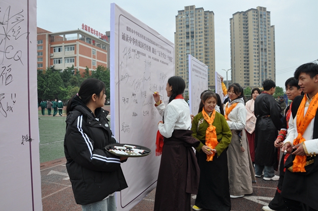 誦讀中華傳統(tǒng)國(guó)學(xué)經(jīng)典，踐行“五個(gè)學(xué)會(huì)三個(gè)規(guī)范”3.jpg